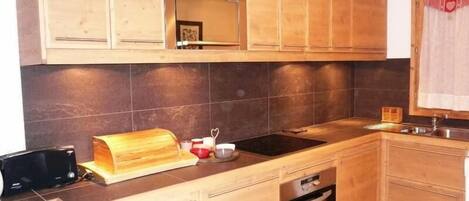 雪櫃、微波爐、焗爐、洗碗機