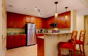 Fridge, microwave, oven, stovetop - THREE BEDROOM VILLA RESORT UNIT #1 (Hilton Head Island)