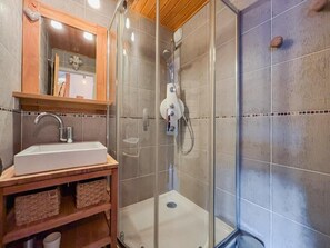 Douche, sĂšche-cheveux