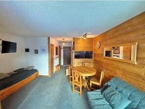 Living area - 100m from shops, 6th floor, view mountain, tv, ski locker, 28m², Les Menuires (Les Menuires)