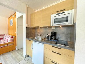 Kylskåp, mikrovågsugn och kaffe- och tebryggare