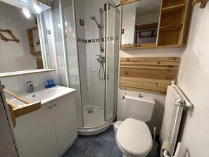 A compact bathroom with a shower, toilet, and sink. - 10m from ski slopes, 2nd floor, view resort, tv, ski locker, 24m², Les Menuires (Les Menuires)