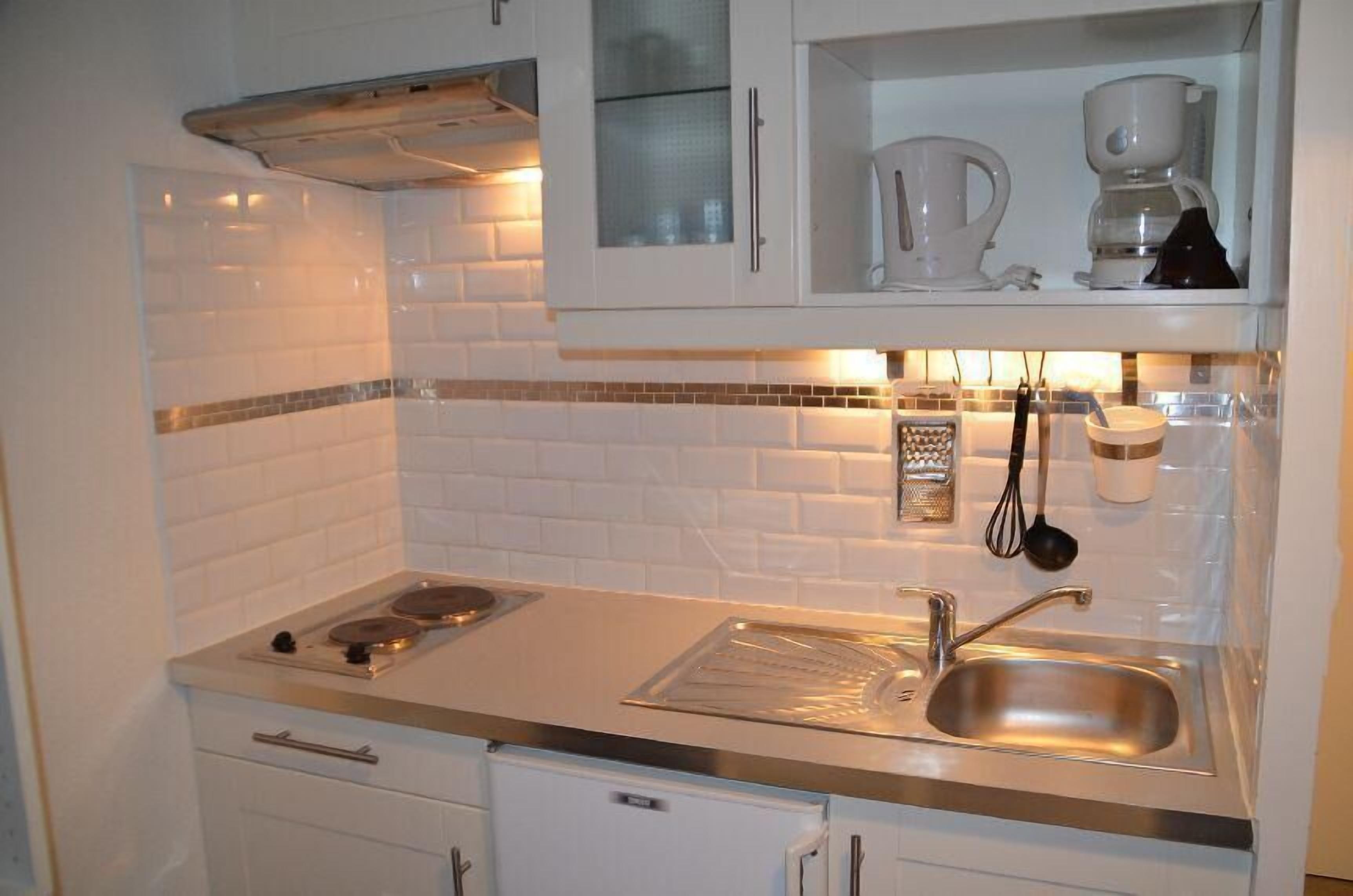 Jääkaappi, mikroaaltouuni, kahvin-/teenkeitin, leivänpaahdin