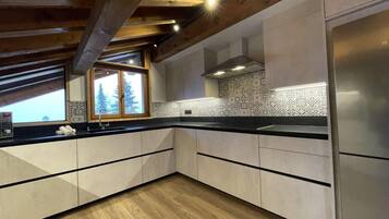 Réfrigérateur, micro-ondes, four, lave-vaisselle