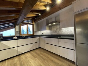 Réfrigérateur, micro-ondes, four, lave-vaisselle