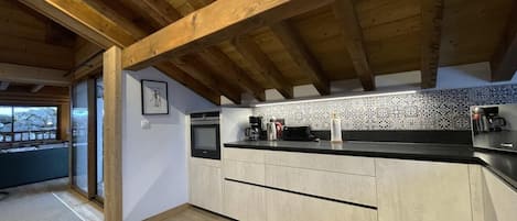 Frigorífico, microondas, horno y lavavajillas