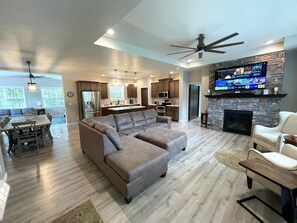 Una televisión, una chimenea