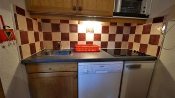 Réfrigérateur, micro-ondes, lave-vaisselle, cafetière/bouilloire