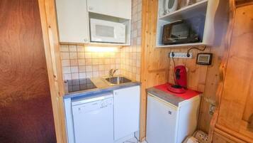 Frigorífico, microondas, horno y lavavajillas