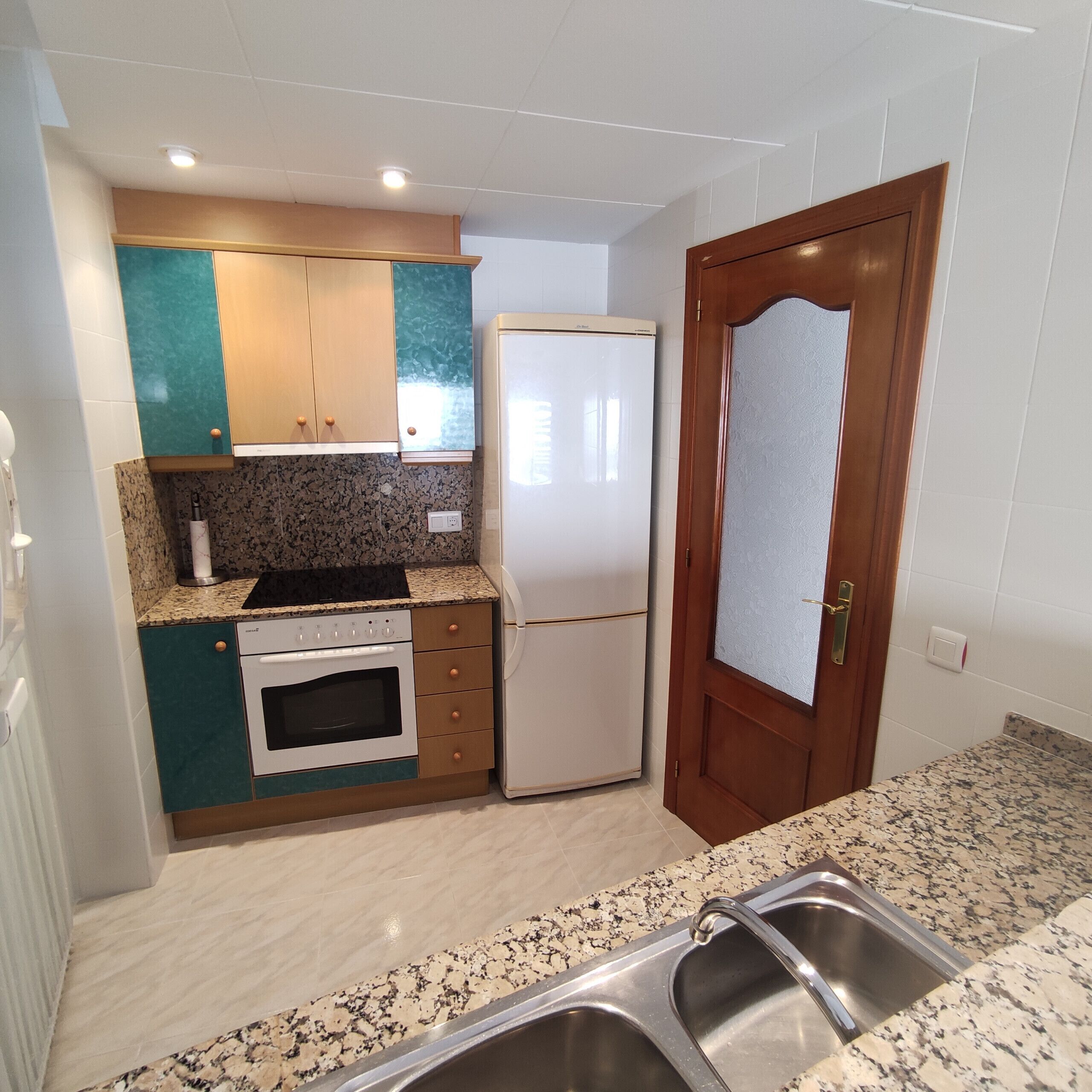 Refrigerador, microondas, horno y cafetera y tetera 