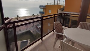 A balcony with a view of the sea, a table, and chairs. - Apartamento Da Vinci 5 Inmomart (Peñiscola)
