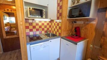 Fridge, microwave, dishwasher, coffee/tea maker