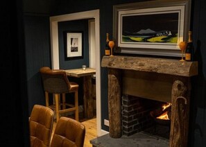 อพาร์ทเมนท์, เตียงควีนไซส์ 1 เตียง | ห้องนั่งเล่น | ทีวี 30 นิ้ว พร้อมช่องเคเบิล