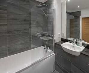 Bañera con ducha, bañera profunda, artículos de tocador gratuitos