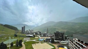 A view of a campus with buildings, a sports field, and a playground. - 10m from ski slopes, 8th floor, balcony, tv, 24m², Les Menuires (Les Menuires)