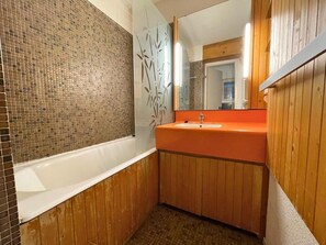 Bathtub - Resort center, 8th floor, balcony, tv, 24m², Les Menuires (Les Menuires)