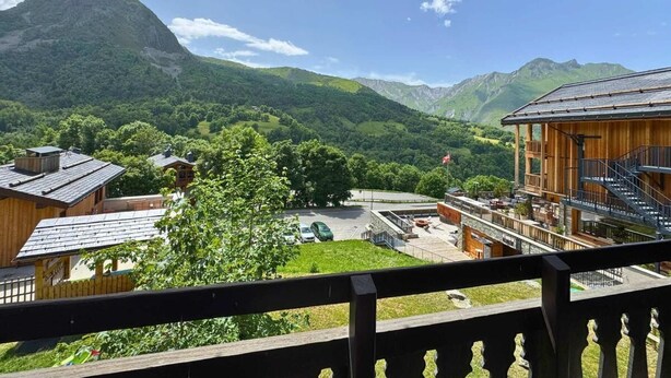 A mountain view from a balcony with wooden buildings and a clear sky. - 1st floor, view ski slopes, balcony, ski locker, 33m², Saint Martin de Belleville (Saint-Martin-de-Belleville)