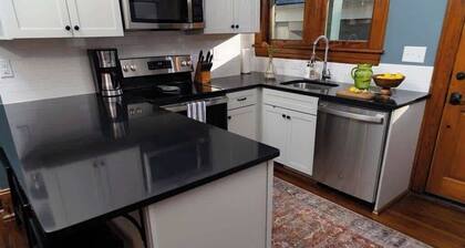 2BR Historic Apt - Safe|Walkable|Food|Greenway