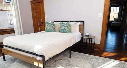2BR Historic Apt - Safe|Walkable|Food|Greenway