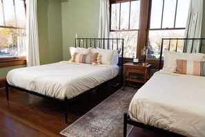 2 bedrooms, iron/ironing board, WiFi