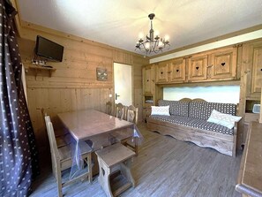 Interior - 300m from shops, 1st floor, view mountain, balcony, tv, ski locker, 32m², Les Menuires (Les Menuires)