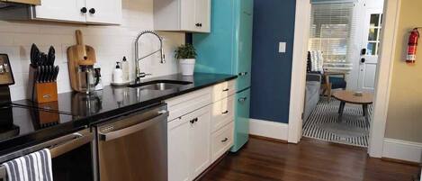 Jääkaappi, mikroaaltouuni, uuni, liesi