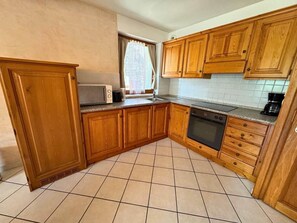 Réfrigérateur, four à micro-ondes, un four, lave-vaisselle