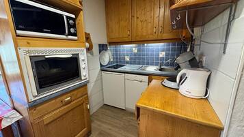 Een koelkast, een microgolfoven, een oven, een vaatwasser