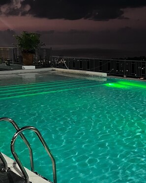 Pool - Tourist location- 5 min drive from beach, food and nightlife. (Ocho Rios)