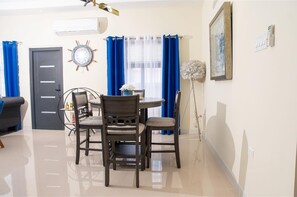 Dining - Tourist location- 5 min drive from beach, food and nightlife. (Ocho Rios)