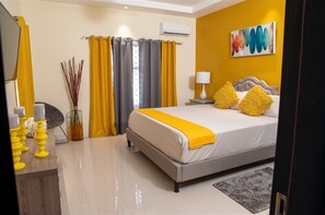 2 bedrooms, iron/ironing board, free WiFi, bed sheets - Tourist location- 5 min drive from beach, food and nightlife. (Ocho Rios)
