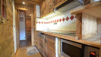 Fridge, oven, dishwasher, coffee/tea maker