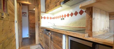 Fridge, oven, dishwasher, coffee/tea maker