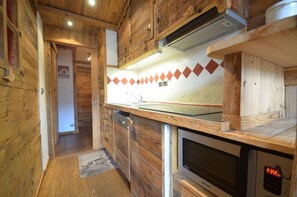 Geladeira, fogão, lava-louças, cafeteira/chaleira