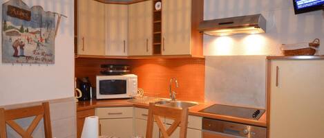 Kühlschrank, Mikrowelle, Ofen, Geschirrspüler