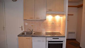 Réfrigérateur, micro-ondes, four, lave-vaisselle