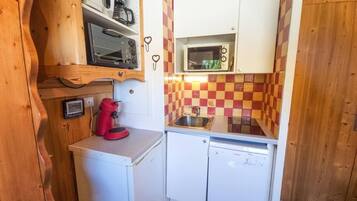 Réfrigérateur, micro-ondes, cafetiÚre/bouilloire, grille-pain