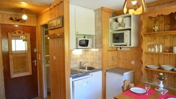 Een koelkast, een microgolfoven, een oven, een vaatwasser