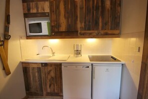 Réfrigérateur, micro-ondes, lave-vaisselle, cafetière/bouilloire