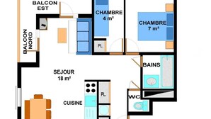 Un hôtel proposant des chambres avec balcon, deux chambres à coucher, un salon, une cuisine, une salle de bain et un petit coin repas.