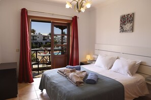 3 slaapkamers, een strijkplank/strijkijzer, gratis wifi, beddengoed