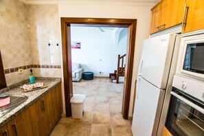 Een koelkast, een magnetron, een oven, een kookplaat