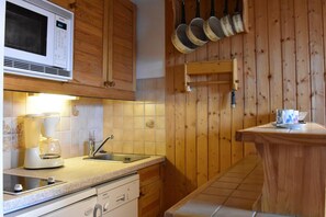 Fridge, microwave, oven, dishwasher - 100m from shops, 1st floor, balcony, tv, ski locker, 19m², Méribel (Méribel - Les Allues)