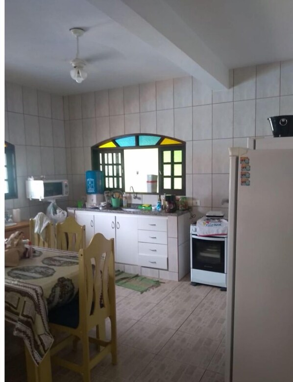Geladeira, micro-ondas, cooktop, cafeteira/chaleira