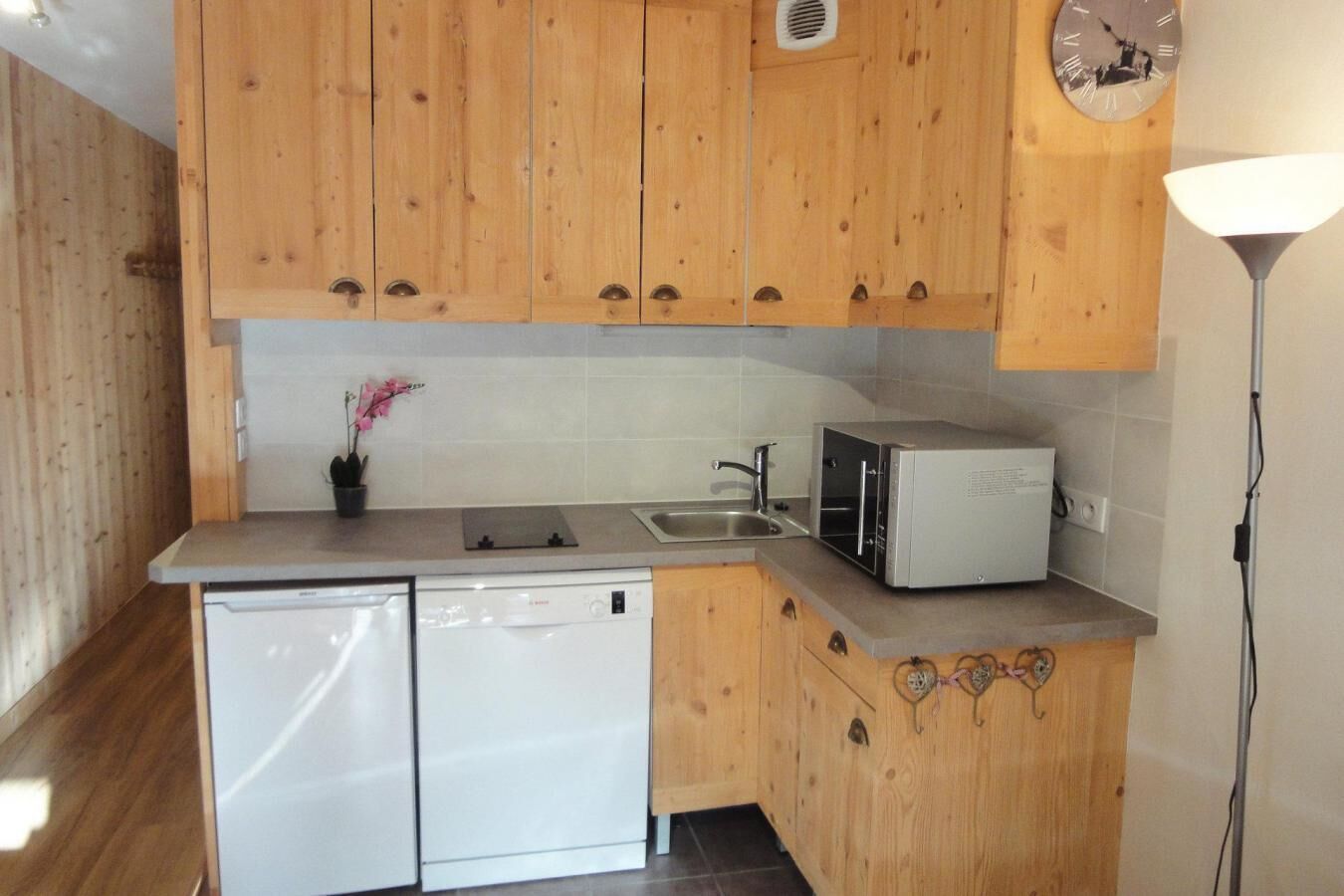 Een koelkast, een magnetron, een oven, een vaatwasser