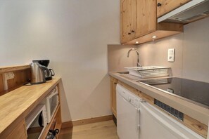 Réfrigérateur, lave-vaisselle, cafetière/bouilloire, grille-pain