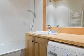 Bathtub - 50m from ski slopes, 1st floor, balcony, fireplace or stove, 45m², Méribel-Mottaret (Méribel - Les Allues)