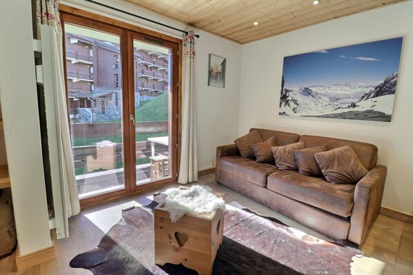 Living area - 50m from ski slopes, 1st floor, balcony, fireplace or stove, 45m², Méribel-Mottaret (Méribel - Les Allues)
