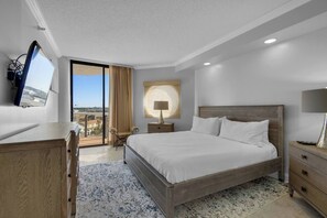 3 quartos, escrivaninha, ferros/tábuas de passar roupa, berço de viagem