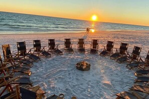 På stranden